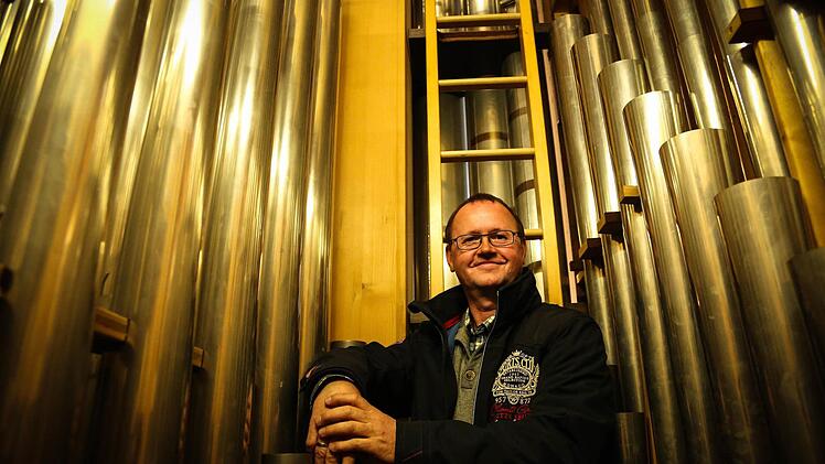 Georg Hagel vor "seiner" Orgel in der Basilika Vierzehnheiligen Foto: Manuel Stark