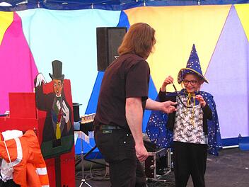 Michael, der Zauberer, weiß, was Kinder begeistert - so wie es das Spielmobil schon seit 35 Jahren tut. Fotos: Dieter Grams