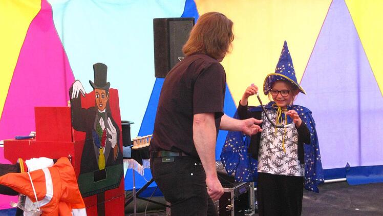 Michael, der Zauberer, weiß, was Kinder begeistert - so wie es das Spielmobil schon seit 35 Jahren tut. Fotos: Dieter Grams