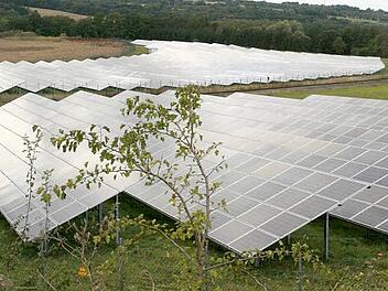 Nicht weithin sichtbar wie der Solarpark bei Untersteinach (Bild) wird der der Firma Münch-Energie auf einem Teil des Geländes von Rotmain-Asphalt in Rugendorf sein. Dieser wird durch flache Panele hinter der bestehenden Begrünung verschwinden. Foto: Klaus Klaschka