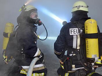 Bei Brandeinsätzen ist der Rauch besonders gefährlich. Er enthält gesundheitsgefährdende Stoffe, vor denen die Schutzkleidung und Masken schützen sollen. Doch auch diese Ausrüstungsgegenstände tragen die Schadstoffe weiter und sollten gemäß der Hygienerichtlinie separat aufbewahrt und gereinigt werden. Diese Fotos entstanden bei der Großübung der Feuerwehren des Marktes Burkardroth im Oktober 2016, bei der ein Brand in der Schreinerei Treppen Reus simuliert wurde.  Foto: Kathrin Kupka-Hahn