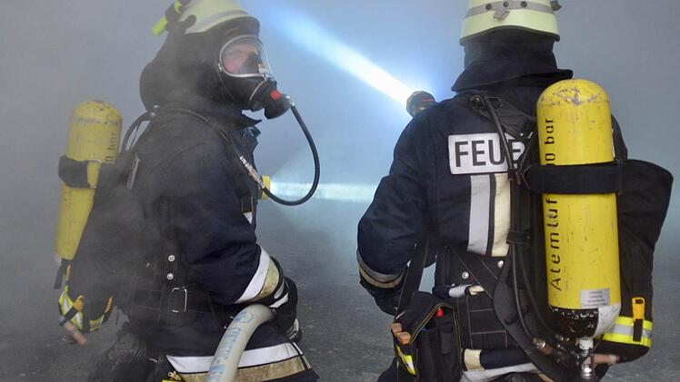 Bei Brandeinsätzen ist der Rauch besonders gefährlich. Er enthält gesundheitsgefährdende Stoffe, vor denen die Schutzkleidung und Masken schützen sollen. Doch auch diese Ausrüstungsgegenstände tragen die Schadstoffe weiter und sollten gemäß der Hygienerichtlinie separat aufbewahrt und gereinigt werden. Diese Fotos entstanden bei der Großübung der Feuerwehren des Marktes Burkardroth im Oktober 2016, bei der ein Brand in der Schreinerei Treppen Reus simuliert wurde.  Foto: Kathrin Kupka-Hahn