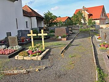 Die Einfassungen der Wege im Friedhof Geroldswind sind schadhaft. Sie sollen ersetzt und die Wege, auch vor dem Leichenhaus (hinten links) gepflastert werden.  Foto: Helmut Will