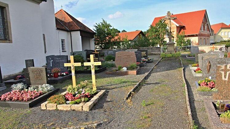 Die Einfassungen der Wege im Friedhof Geroldswind sind schadhaft. Sie sollen ersetzt und die Wege, auch vor dem Leichenhaus (hinten links) gepflastert werden.  Foto: Helmut Will