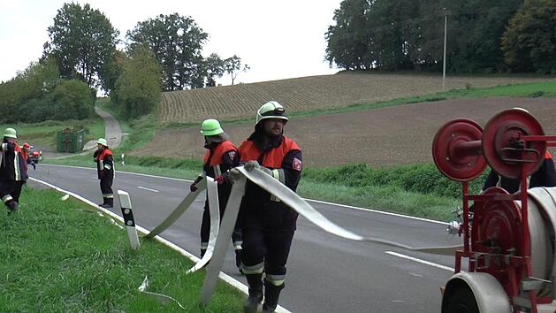 Eine einen Kilometer lange Schlauchleitung musste vom Mühlbach zum Brandobjekt verlegt werden.