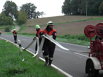 Eine einen Kilometer lange Schlauchleitung musste vom Mühlbach zum Brandobjekt verlegt werden.