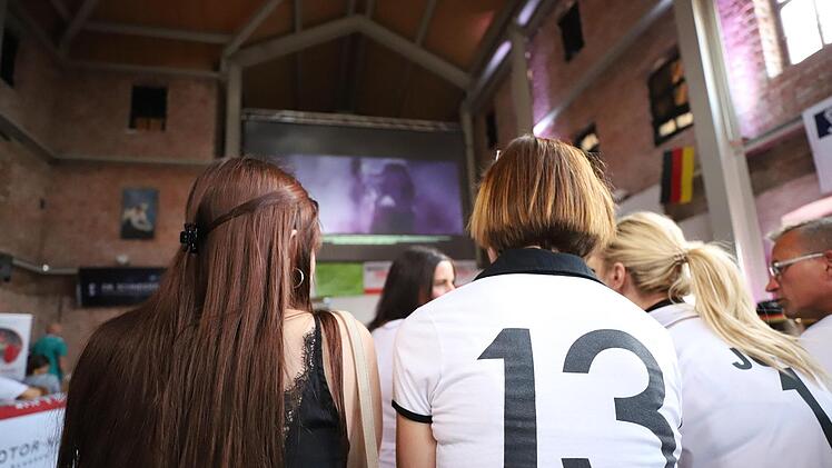 Von der frühen Anstoßzeit ließen sich die Zuschauer nicht abschrecken. Sie sorgten erneut für eine "volle Hütte" in der Kühnlenzpassage. Foto: Marian Hamacher