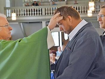 Pater Gottfried Scheer taufte Matthias Hicksch, spendete ihm die Erstkommunion und firmte ihn auch noch.  Foto: Hanns Friedrich