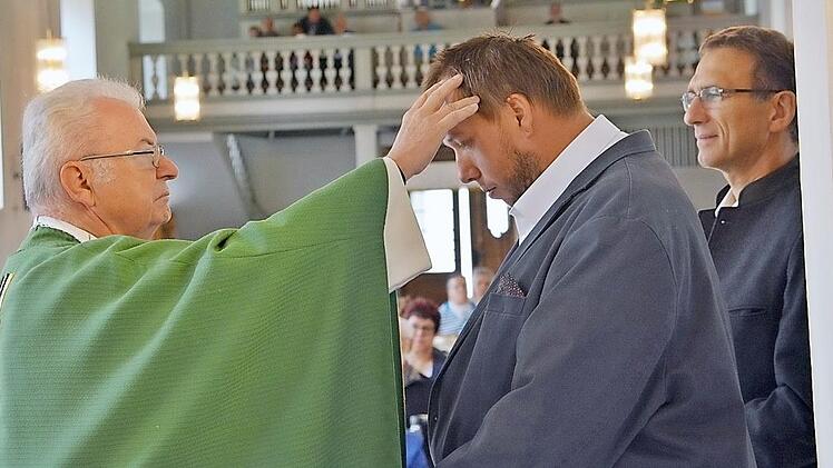 Pater Gottfried Scheer taufte Matthias Hicksch, spendete ihm die Erstkommunion und firmte ihn auch noch.  Foto: Hanns Friedrich