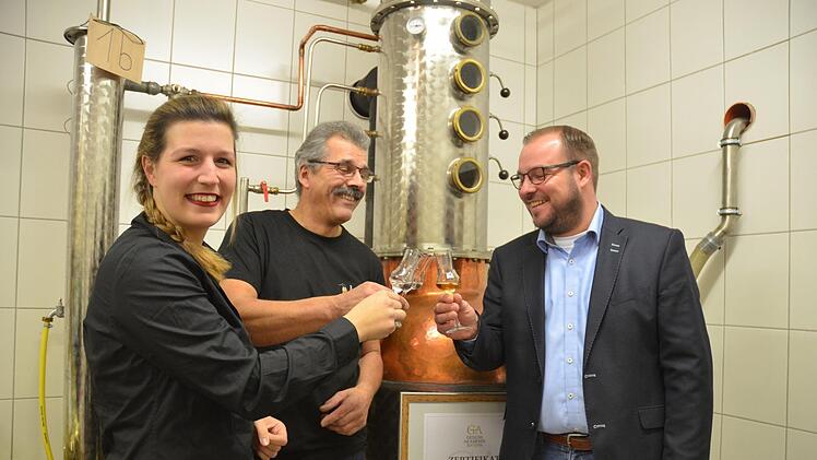 Anstoßen auf die bestandene Prüfung (von links): Denise Meyer, Volker Meyer und Sebastian Straubel. Foto: Rainer Lutz