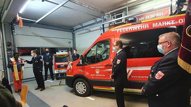 Unterstützt vom Kassier des Feuerwehrvereins sprach Pfarrer Okpanachi Gottes Segen und segnete die beiden geschmückten Fahrzeuge mit Weihwasser.