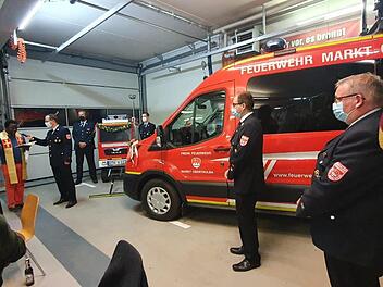 Unterst&uuml;tzt vom Kassier des Feuerwehrvereins sprach Pfarrer Okpanachi Gottes Segen und segnete die beiden geschm&uuml;ckten Fahrzeuge mit Weihwasser.