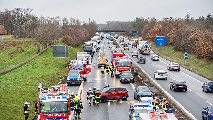 "Einsatzgeschehen, die man Gott sei Dank nicht allzu oft erlebt": Zwölf zum Teil schwer Verletzte bei Unfällen auf der A73