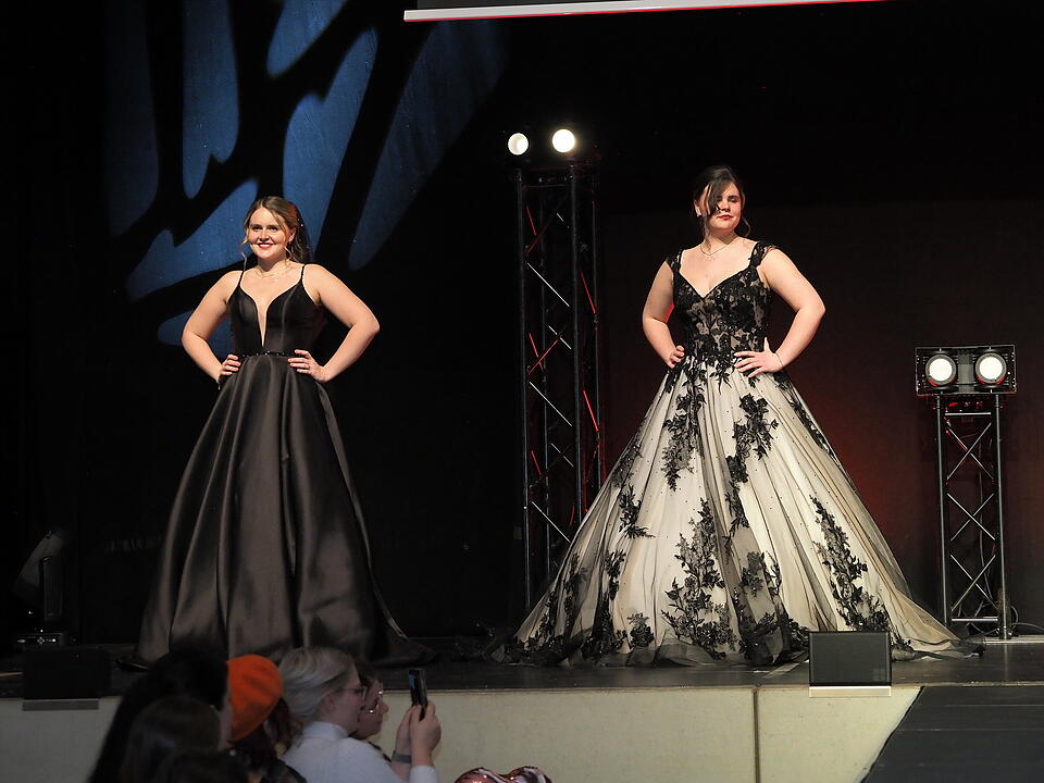 Inkl. Braut- und Festmodenschauen.