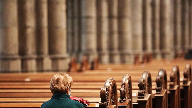 Eine Frau im K&ouml;lner Dom