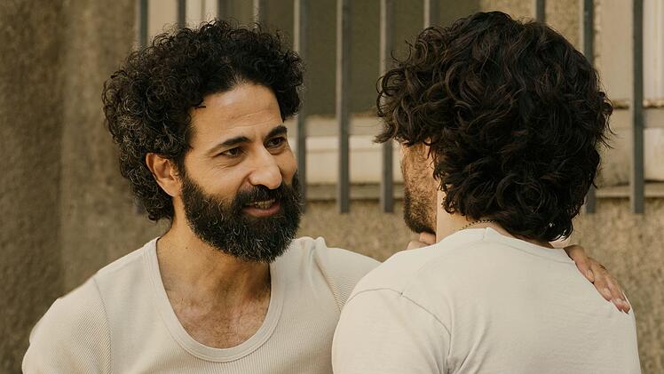Malik (Rami Fadel Khalaf, links) freut sich &uuml;ber das Wiedersehen mit Ibrahim (Tariq Al-Saies) - zun&auml;chst jedenfalls.