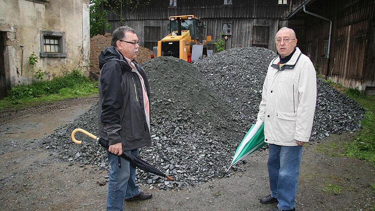 Klaus Heidenreiter und Burkhard Wunner (rechts) sind Mitglieder in der Geschäftsführung der Öko-Energie Landwerke Heinersreuth.