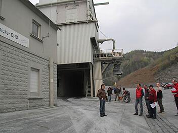 Bevor die Lastwagen den Steinbruch verlassen, sollen sie leicht mit einem Wasserfilm besprüht werden. Das sorgt dafür, dass die Lkw keine Staubwolken mehr hinter sich herziehen, wie sich Bürgermeister Roland Wolfrum von Oswin Kirchner erläutern ließ. Fotos: Sonja Adam