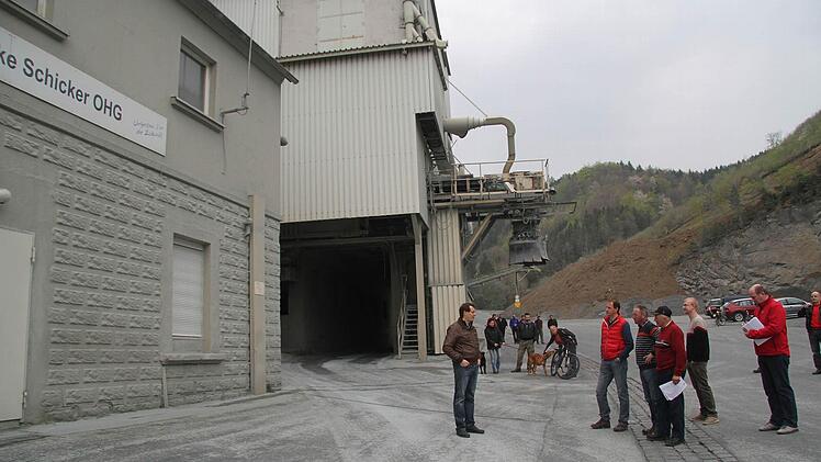 Bevor die Lastwagen den Steinbruch verlassen, sollen sie leicht mit einem Wasserfilm besprüht werden. Das sorgt dafür, dass die Lkw keine Staubwolken mehr hinter sich herziehen, wie sich Bürgermeister Roland Wolfrum von Oswin Kirchner erläutern ließ. Fotos: Sonja Adam