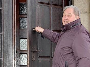 25 Jahre lang schloss Küster Ernst Zwirlein seine Kirche jeden Morgen für die Gläubigen auf und abends wieder zu.  Foto: Sigismund von Dobschütz