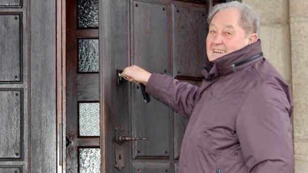 25 Jahre lang schloss Küster Ernst Zwirlein seine Kirche jeden Morgen für die Gläubigen auf und abends wieder zu.  Foto: Sigismund von Dobschütz