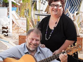 Zwei Stimmen und eine Akustikgitarre - Wulli und Sonja sind seit zehn Jahren ein Team. Foto: privat