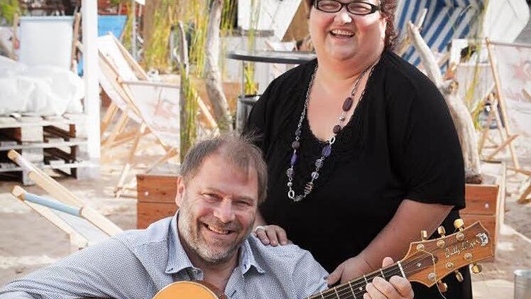 Zwei Stimmen und eine Akustikgitarre - Wulli und Sonja sind seit zehn Jahren ein Team. Foto: privat