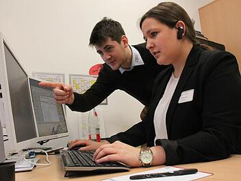 Stroke Managerin Katharina Helm und Arthur Aubree vom Zentrum für Telemedizin in Bad Kissingen arbeiten gemeinsam daran, Schlaganfallpatienten auch nach dem Klinikaufenthalt effektiv zu betreuen.  Foto: Anja Greiner