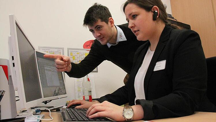 Stroke Managerin Katharina Helm und Arthur Aubree vom Zentrum für Telemedizin in Bad Kissingen arbeiten gemeinsam daran, Schlaganfallpatienten auch nach dem Klinikaufenthalt effektiv zu betreuen.  Foto: Anja Greiner