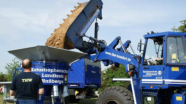Ein knapper Kubikmeter Sand wird in die Maschine gef&uuml;llt, ein R&uuml;hrwerk verteilt ihn auf f&uuml;nf Auslass-Stutzen. Fotos: Sabine Weinbeer
