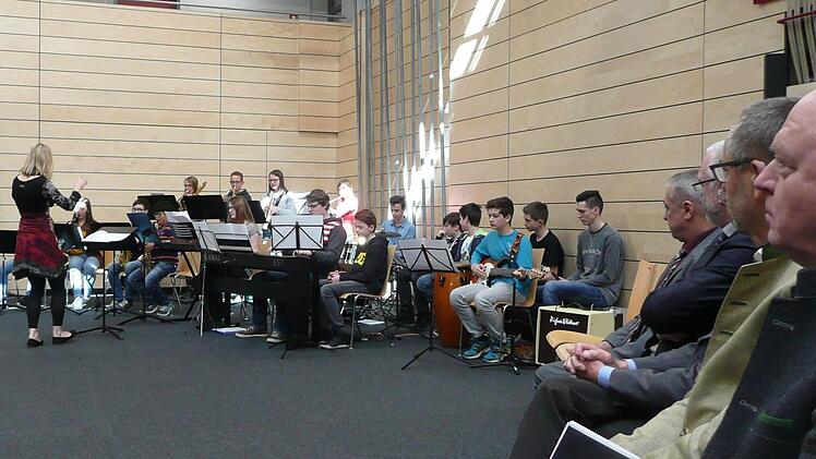 Schüler leisteten einen schwungvollen Beitrag zur Einweihungsfeier - hier mit Musik