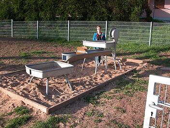 Der Kinderspielplatz in Haard (im Bild Max Stahl), der im letzten Jahr erneuert wurde, ist noch nicht angesät. Da er gut angenommen wird, will der Bürgermeister ihn erst im Spätherbst ansäen lassen.  Foto: Ewald Kiesel