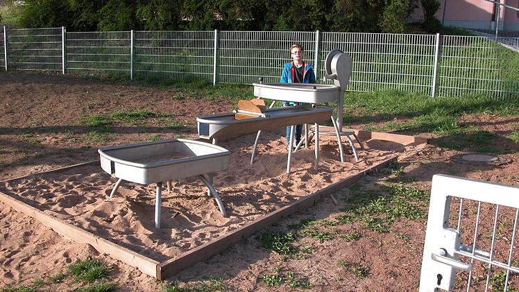 Der Kinderspielplatz in Haard (im Bild Max Stahl), der im letzten Jahr erneuert wurde, ist noch nicht angesät. Da er gut angenommen wird, will der Bürgermeister ihn erst im Spätherbst ansäen lassen.  Foto: Ewald Kiesel