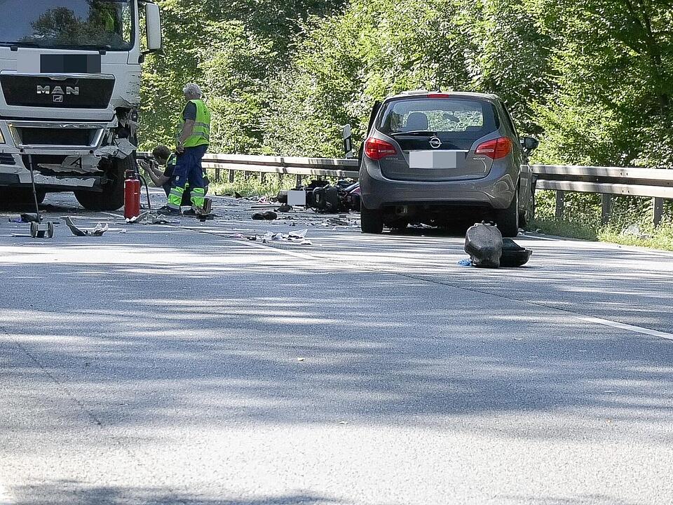 B 8 zwischen Waldbüttelbrunn und Höchberg: Motorrad-Fahrer kollidiert mit Lkw und stirbt