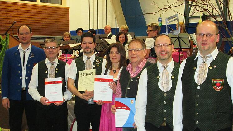 Vize-Kreisvorsitzender Mario Hugo und Paul und Martin Schmelz ( l.) zeichneten verdiente und treue Mitglieder der Musikvereinigung Machtilshausen aus (v. l.) Helmut Neugebauer, Christoph Thaumüller, Maria Kaiser und Alfred Schneider.  Winfried Ehling