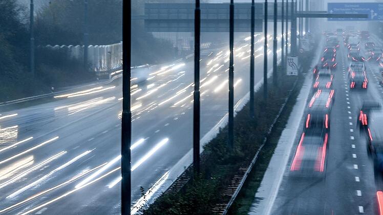 Im Katzenbergtunnel werden in beide Fahrtrichtungen Arbeiten an den Sicherheitseinrichtungen ausgef&uuml;hrt. Aus diesem Grund  ist in den N&auml;chten von Montag (07. Mai) bis Mittwoch (09. Mai) die A3 bei W&uuml;rzburg gesperrt. Symbolfoto: Federico Gambarini/dpa