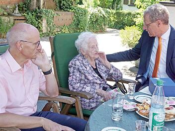 Helga Kuno, zwischen Pfarrer Helmut Hetzel und ihrem Enkel Bürgermeister German Hacker, genoss den Tag.  Foto: Richard Sänger