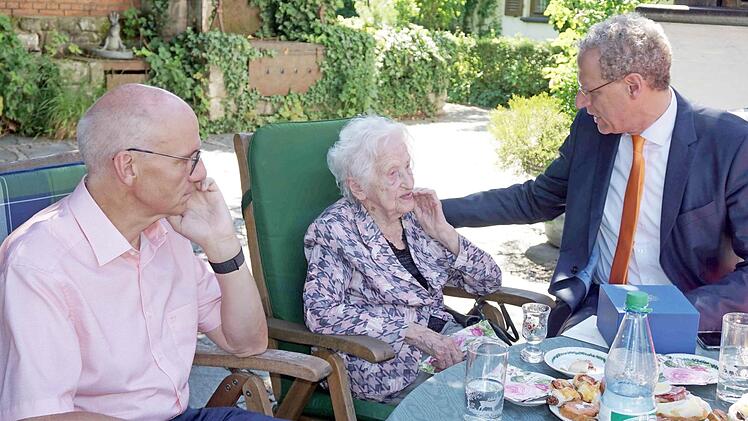 Helga Kuno, zwischen Pfarrer Helmut Hetzel und ihrem Enkel Bürgermeister German Hacker, genoss den Tag.  Foto: Richard Sänger