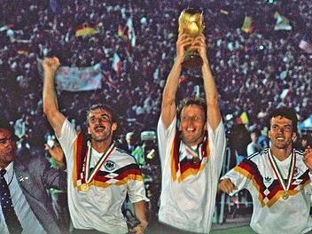Rudi Völler, Andreas Brehme, Lothar Matthäus und  Pierre Littbarski (von links) feiern den   WM-Titel  1990.  Imago