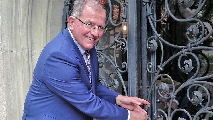 Nach vierjähriger Generalsanierung und über einjähriger Schließung öffnet Bezirkstagspräsident Erwin Dotzel wieder die Tür zum Schloss Aschach. Foto: Sigismund von Dobschütz