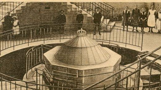 Um 1912: Der Brunnen mit Krone Foto: Repro Saale-Zeitung / Postkarten und Zeichnung Sammlung Neugebauer