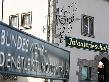 Haupttor zur Infanterieschule in Hammelburg (Lkr. Bad Kissingen): Zunächst war unklar, warum ein Bundeswehr-Offizier bei einem Kurs in Hammelburg starb.