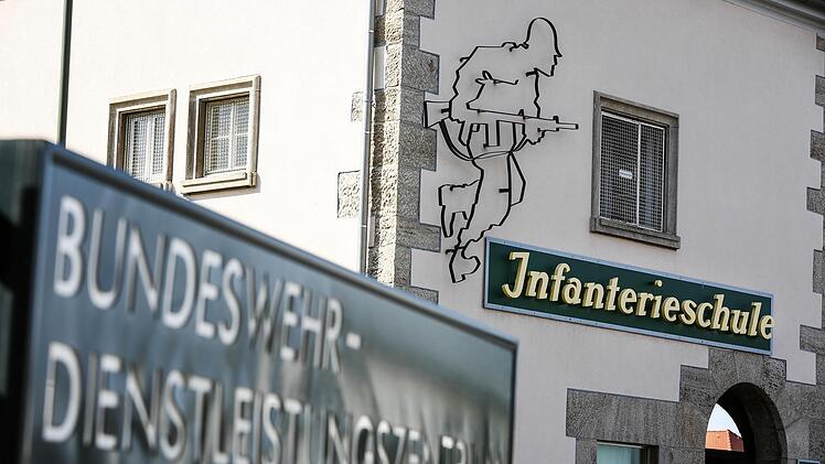 Haupttor zur Infanterieschule in Hammelburg (Lkr. Bad Kissingen): Zunächst war unklar, warum ein Bundeswehr-Offizier bei einem Kurs in Hammelburg starb.