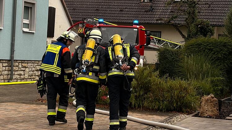 Himmelstadt: Blitz setzt Wohnhaus in Brand - Bewohner retten sich ins Freie