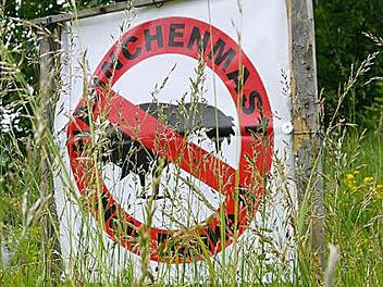 Gras über die Sache gewachsen - noch lange nicht! Nach einer Entscheidung des Landratsamtes könnte der Bau der Hühnermastanlage in Wohlbach sofort beginnen.  Foto: Berthold Köhler