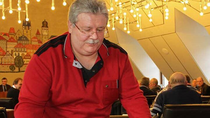Krapfen für alle: Kurz vor Ende der öffentlichen Sitzung konnte Stadtrat Christian Schedel die Krapfen verteilen.  Fotos: Tobias Kindermann