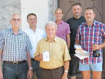 Thomas Sniehotta, Pfarrer Birkel, Michael Diller, Sabine Scheer, Hermann Lieb und Jubilar Georg Senger-Hirschlein (von links) an der Andelgundis-Kapelle Foto: Ludwig Alin