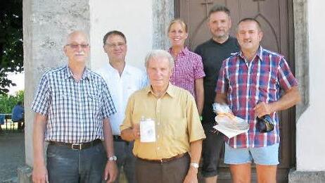 Thomas Sniehotta, Pfarrer Birkel, Michael Diller, Sabine Scheer, Hermann Lieb und Jubilar Georg Senger-Hirschlein (von links) an der Andelgundis-Kapelle Foto: Ludwig Alin