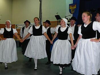 Eine flotte Sohle legte die Tanzgruppe aus Pilisszentivan aufs Parkett der Dreifach-Sporthalle in Marktleugast. Fotos: Klaus-Peter Wulf