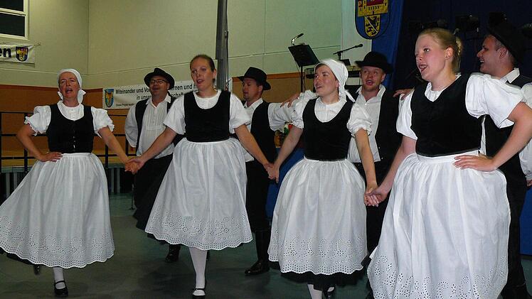 Eine flotte Sohle legte die Tanzgruppe aus Pilisszentivan aufs Parkett der Dreifach-Sporthalle in Marktleugast. Fotos: Klaus-Peter Wulf